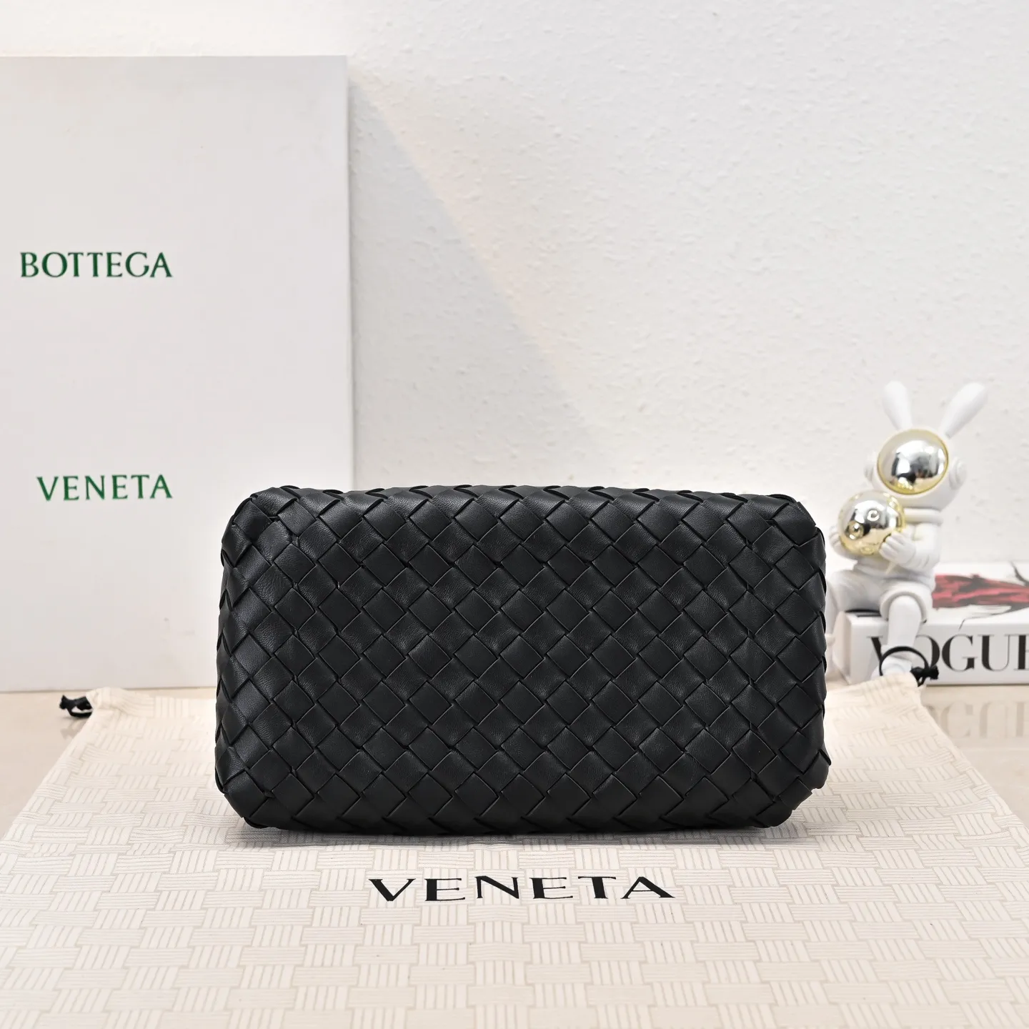 Batch 2060 BOTTEGA VENETA 2025 Autumn New Product Medium Parachuta The long-awaited new medium parachuta is here, with a unique appearance and iconic metal knots, and a whole piece of leather folds the four corners into a parachute shape! The exquisite Knot metal buckle is like putting jewelry on a bag. It is high-end and elegant. Its super capacity can hold all your things! The overall effect of this bag is very different from before. It is neither too delicate to provide a large capacity nor too bulky because of its practicality. It simply provides a perfectly suitable bag for casual and simple people👜 Style number: 5921 Size: 29.5*18.5*17.5cm